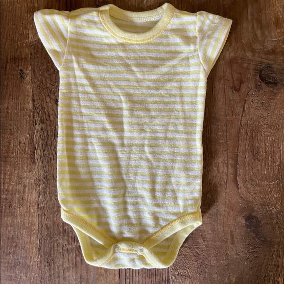 Unisex Onesie 0- 3 months baby yellow stripes newborn - Picture 1 of 2